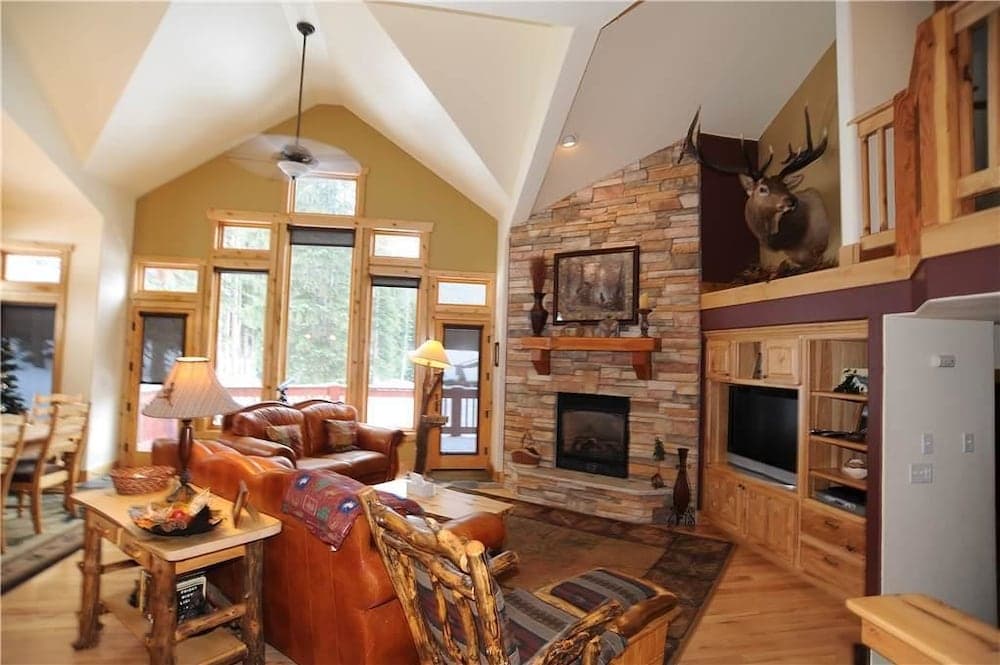Moose Meadow Retreat Private Home with Hot Tub