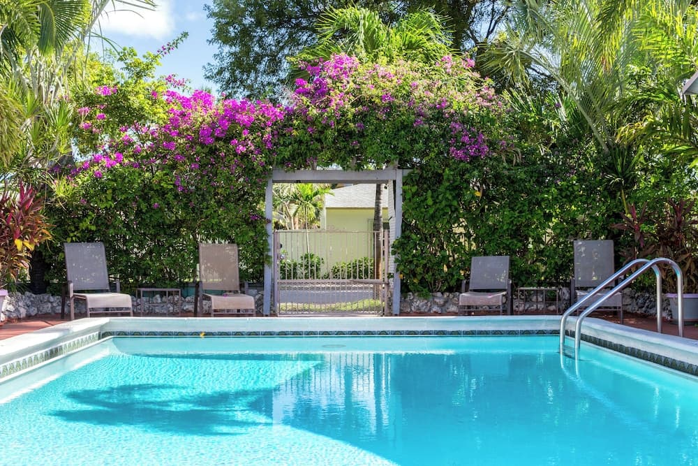 Richards Motel Courtyard