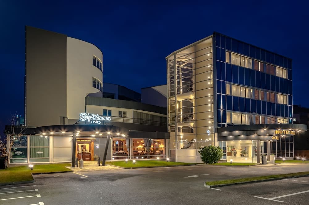 Konaklama yerinin ön cephesi - akşam/gece