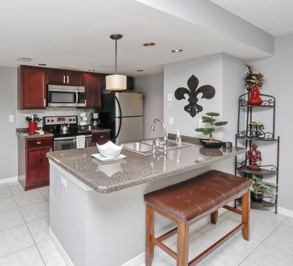 ​Near Theme Parks! Potter's Castle! Gorgeous, 3 BR's, Sleeps 8, Pool!