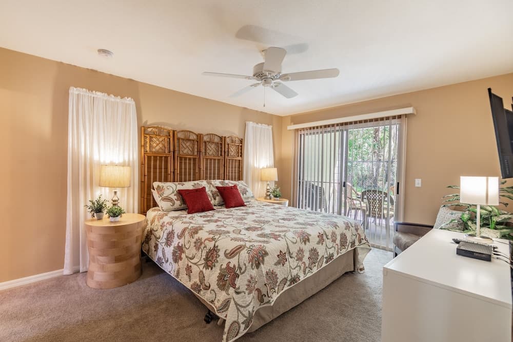 ​Near Theme Parks! 4 BR's, Sleeps 10! Gorgeous Home, Pool, Patio!