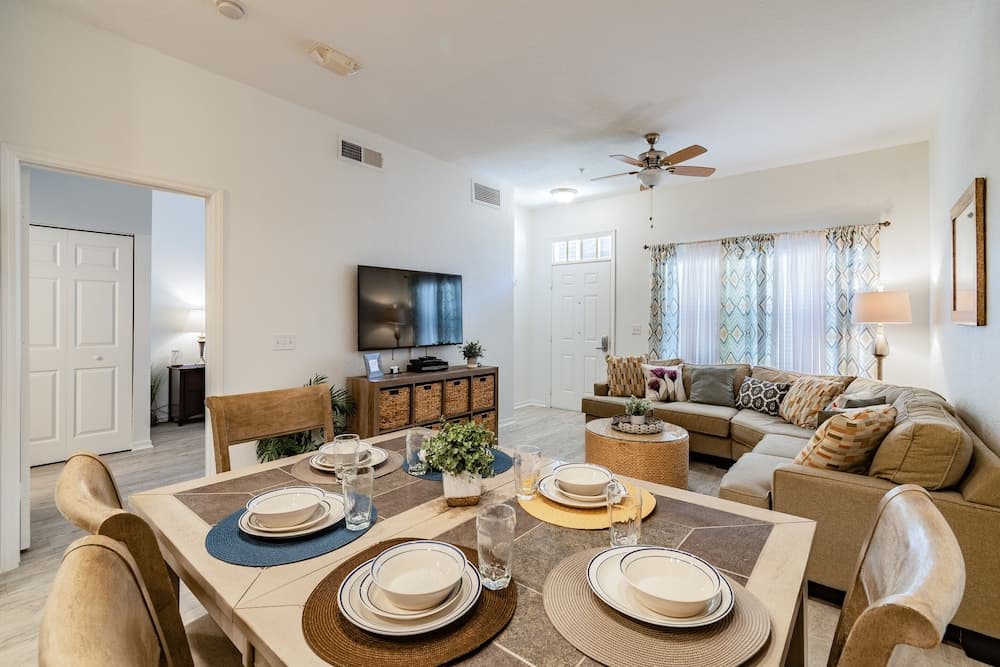 Near Theme Parks! Gorgeous 3 BR Town Home, Splash Park, Pool, Lake, And More!