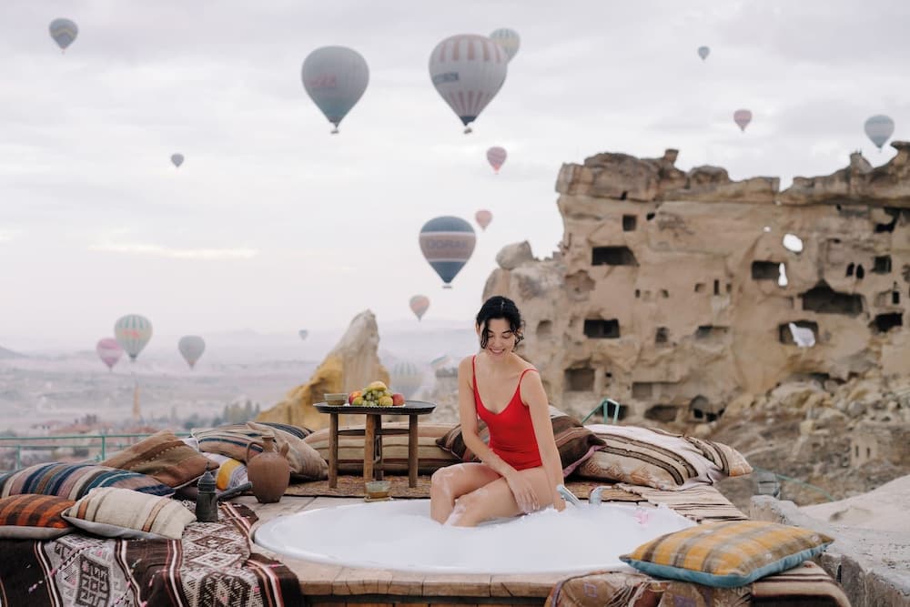Seki Cave Hotel, Wake Up to Hot Air Balloons