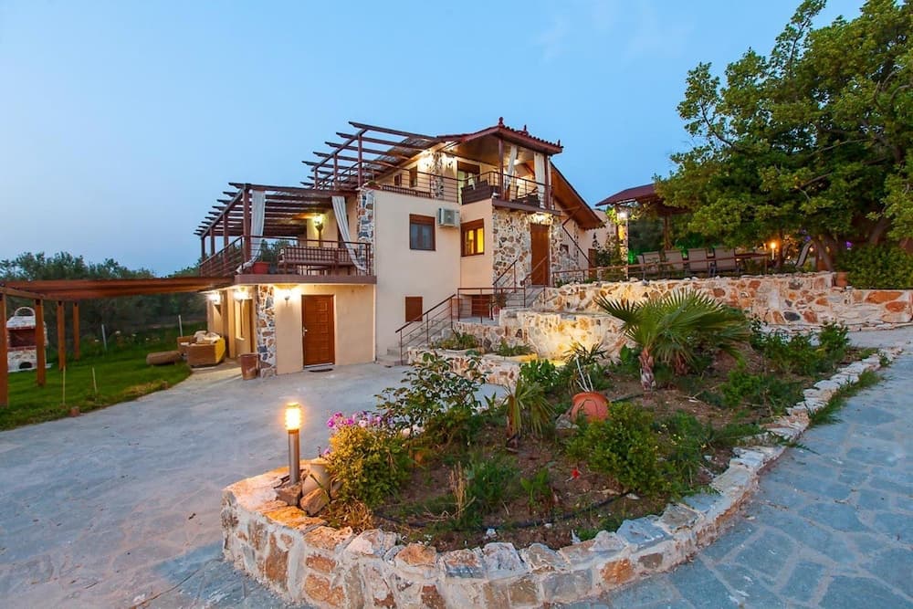 Konaklama yerinin ön cephesi - akşam/gece