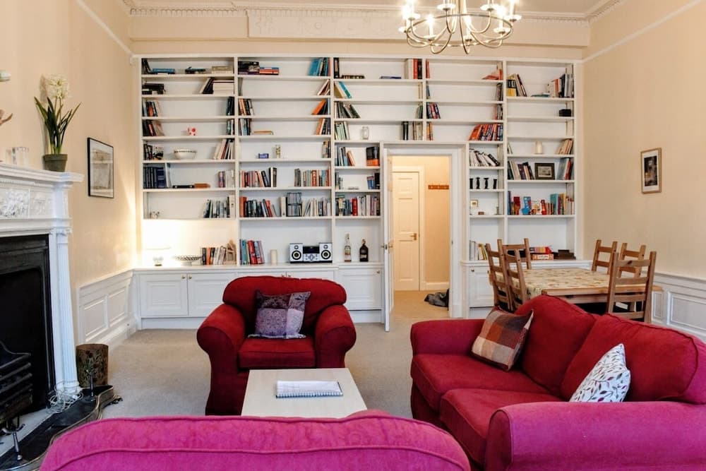 Traditional Georgian Flat in New Town, Sleeps 5-6