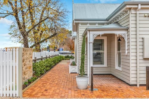 Grandview Accommodation - The Elm Tree Apartments