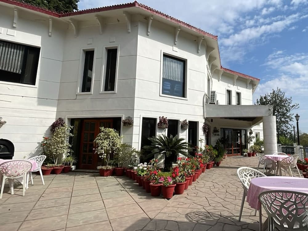 8fold-Pinecrest By LaRiSa, Bhimtal