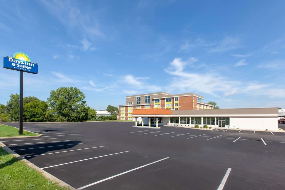 Days Inn & Suites Grand Rapids Near Downtown