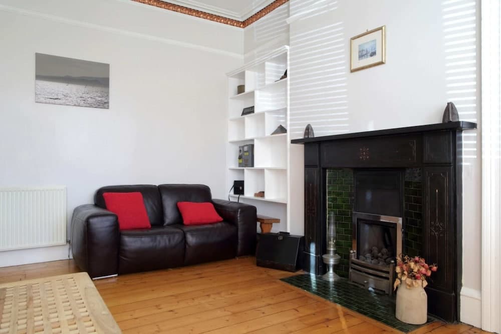 Central and Spacious 2 Bedroom Flat With Garden