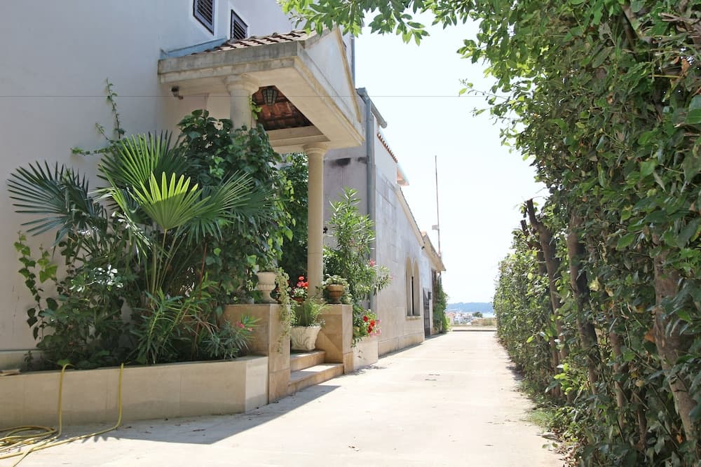 Apartments and rooms Eugenia