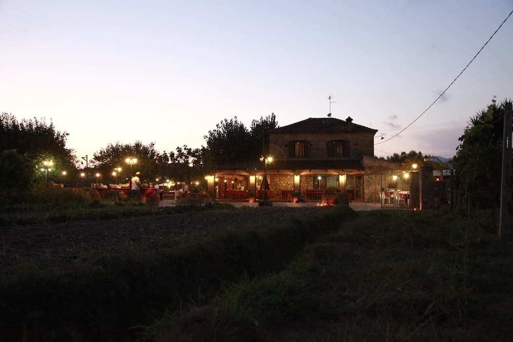 Konaklama yerinin ön cephesi - akşam/gece