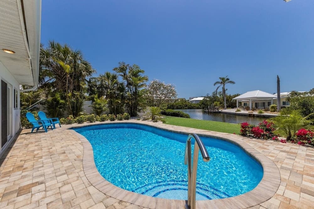 Gladiolus On The Water 3 Bedroom Home by RedAwning
