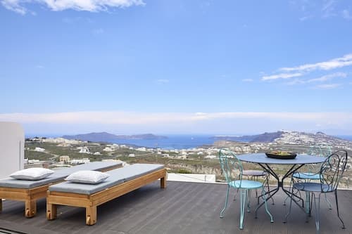 White and Co. La Torre Suites