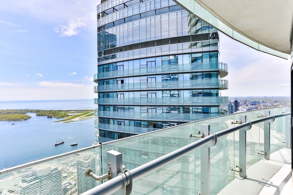 Exquisite 55th Floor 2 Bed 2 Bath Parking
