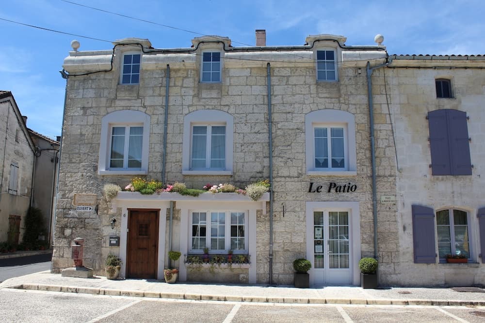 Le Patio Chambres et Table dHotes