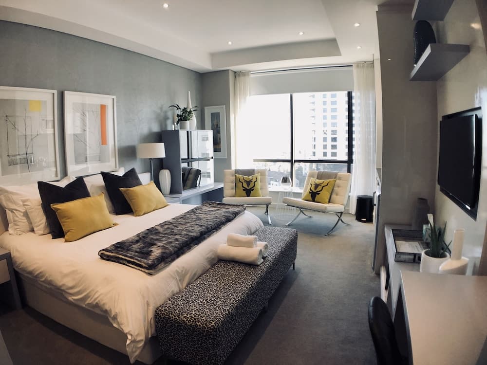 Sandton Skye Suite 604