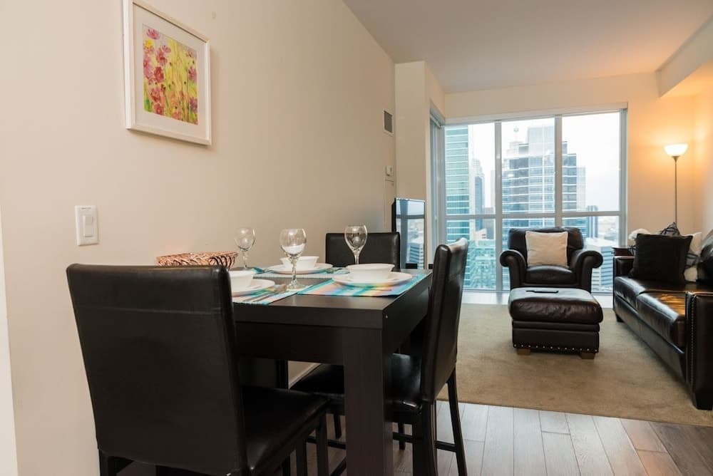 Sarkar Suites - CN Tower Rogers Centre