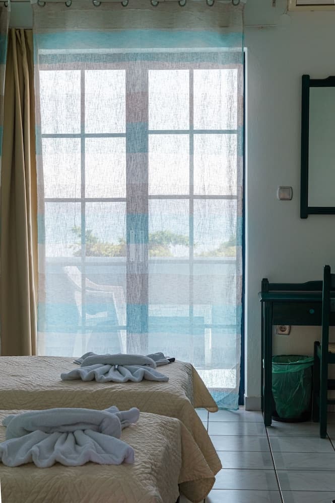 Mistral Apartments Aegina