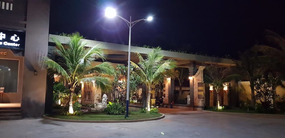 Konaklama yerinin ön cephesi - akşam/gece