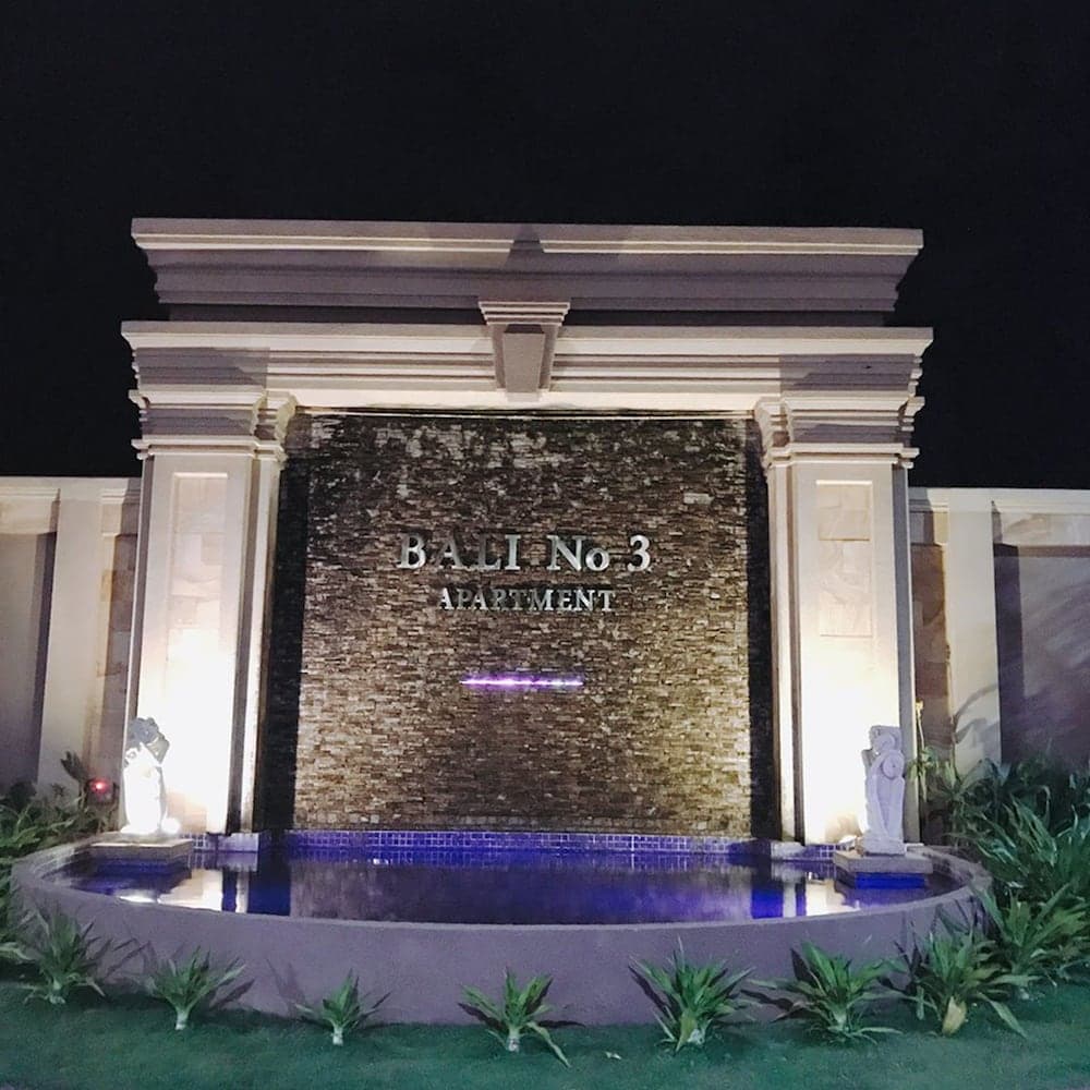 Konaklama yerinin ön cephesi - akşam/gece