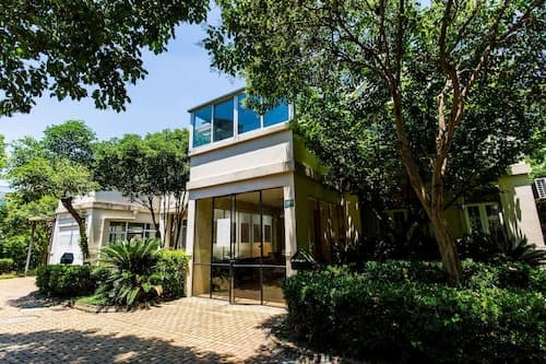 Cambridge Villa with 5 BRs