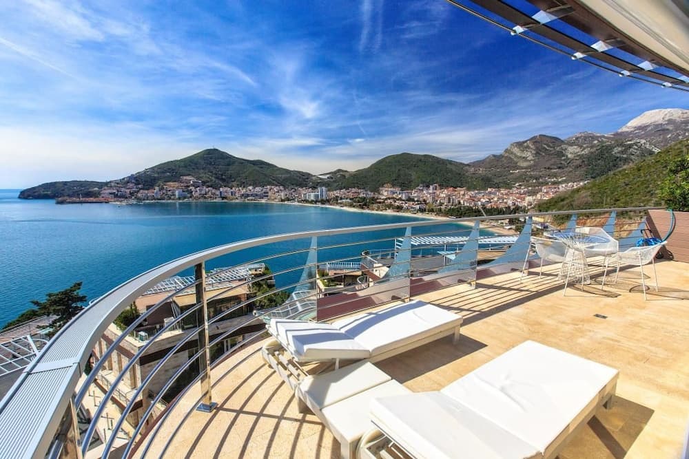 Royal Sealine - Rozino