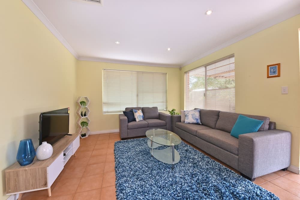 Redcliff Home Close to City & Airport