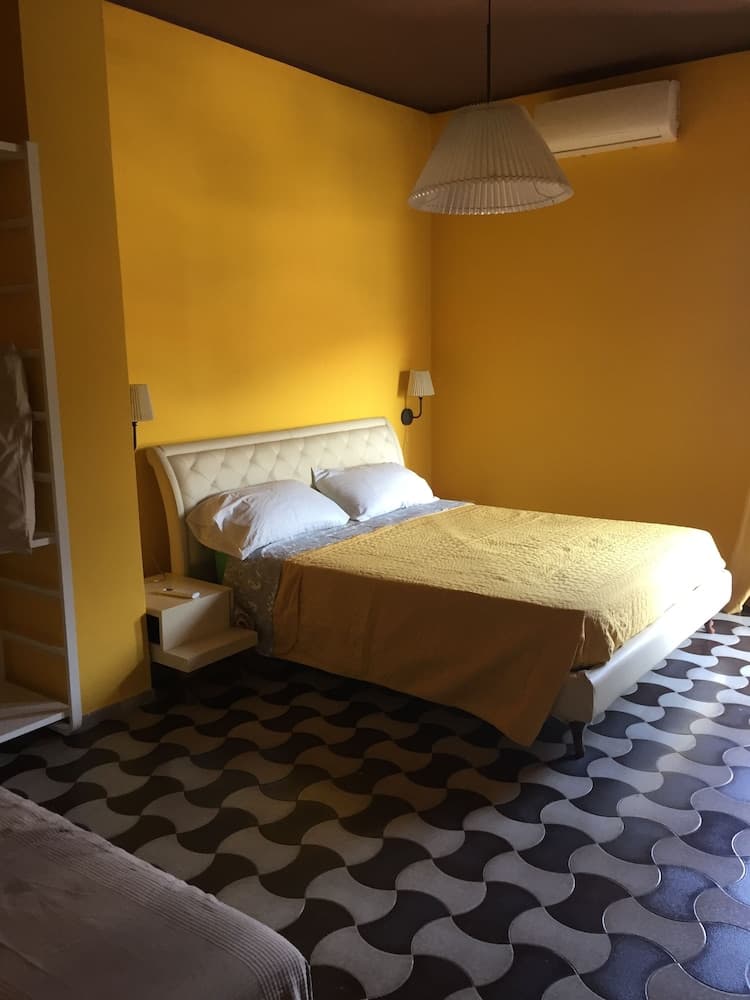Salernoportodamare Train Station Room