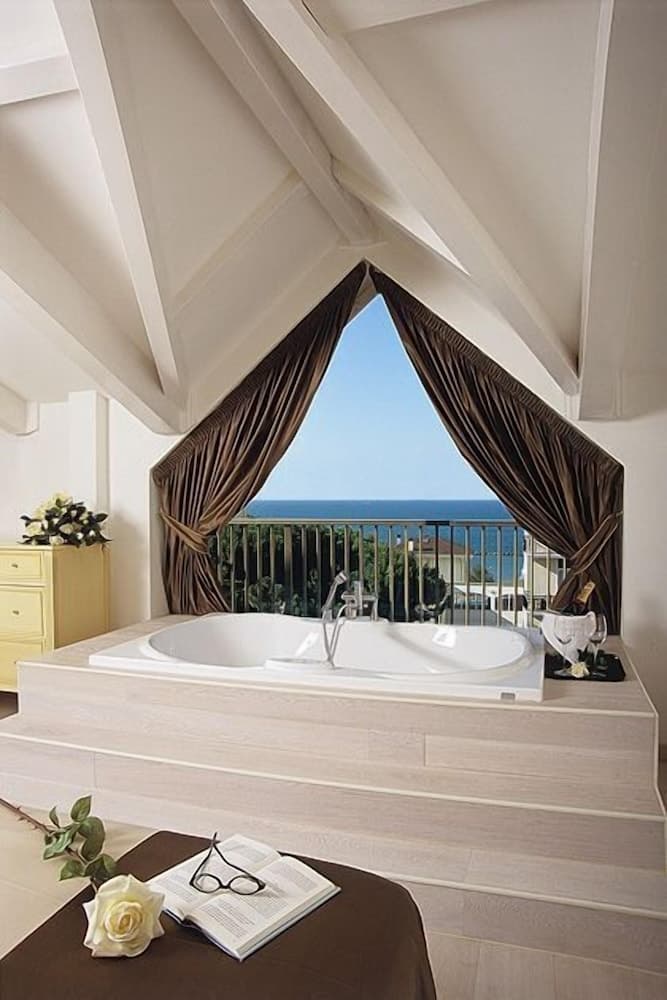 M Glamour Hotel