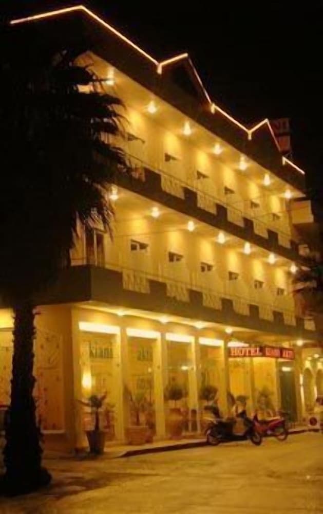 Konaklama yerinin ön cephesi - akşam/gece