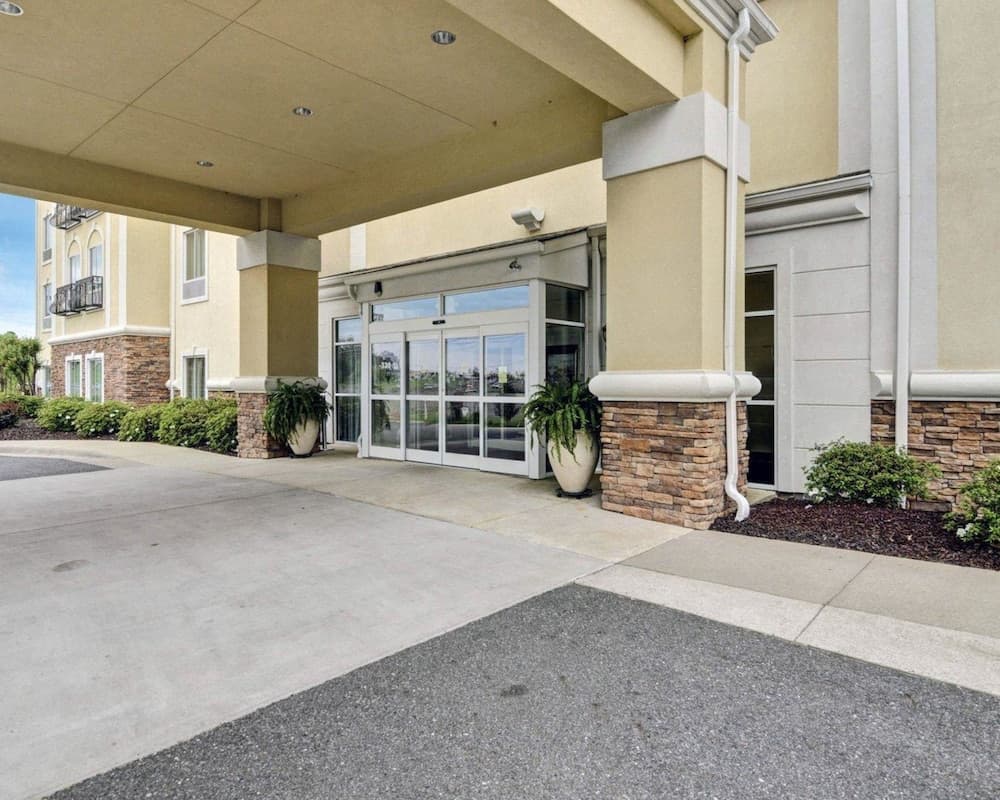 Comfort Suites near Hot Springs Park