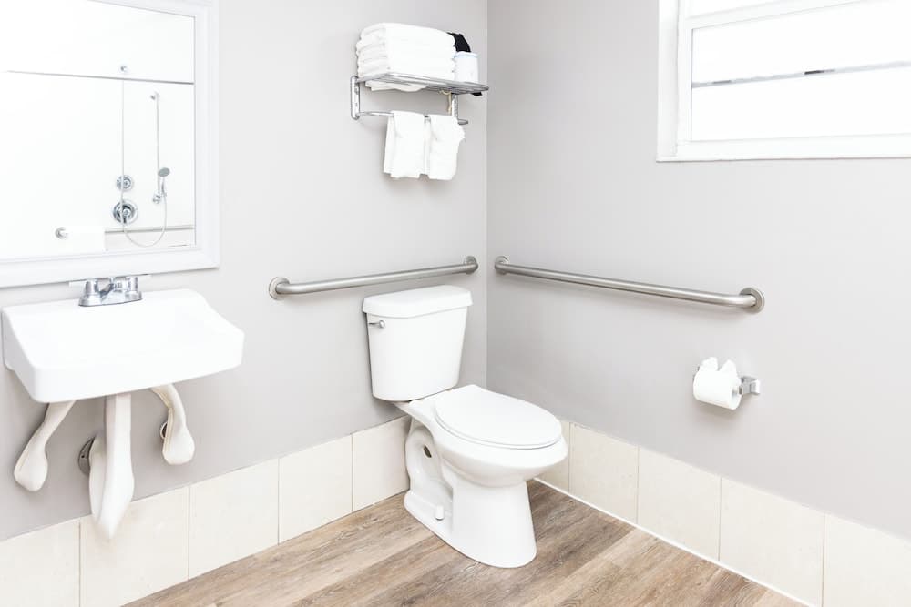 Engellilere uygun banyo