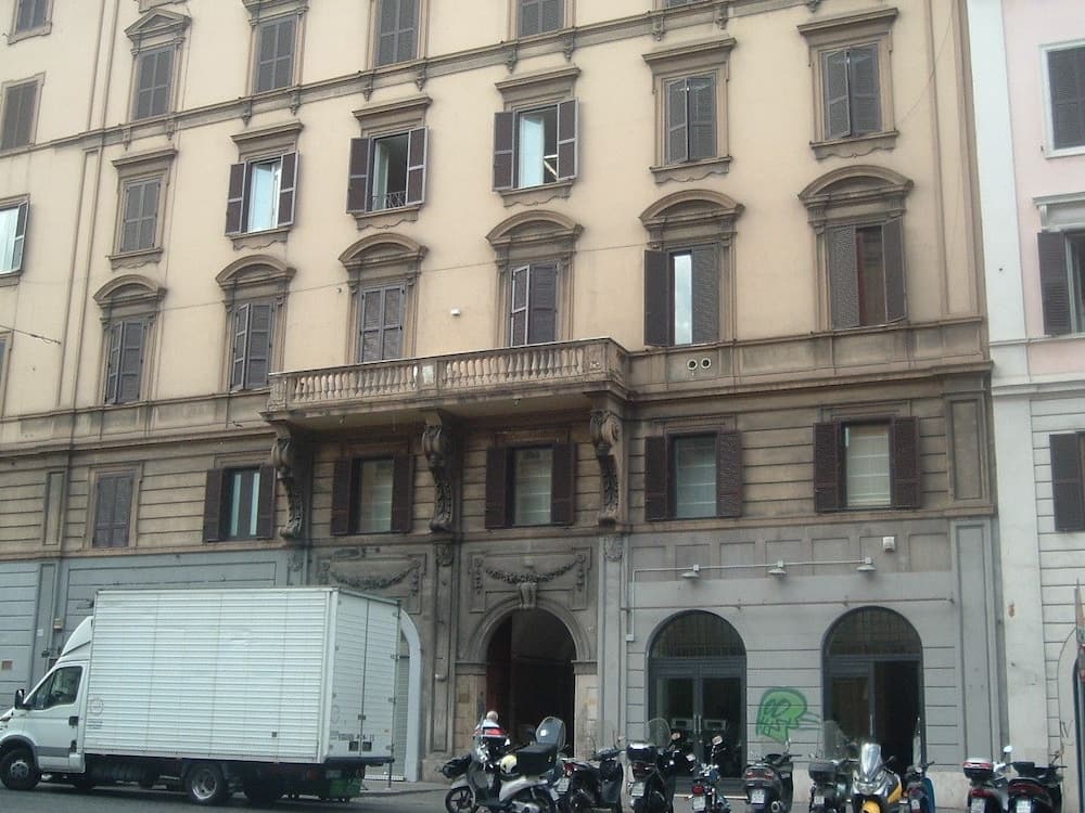 Konaklama yerinin ön cephesi - akşam/gece