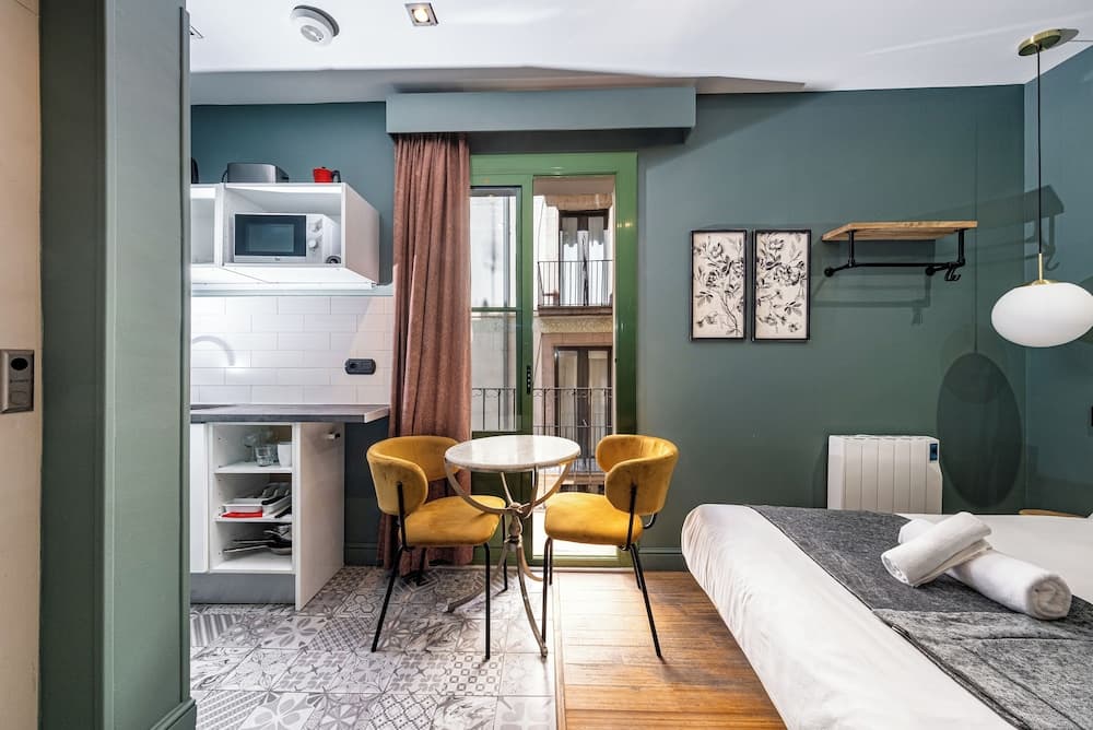 Ainb Born-damas Apartments