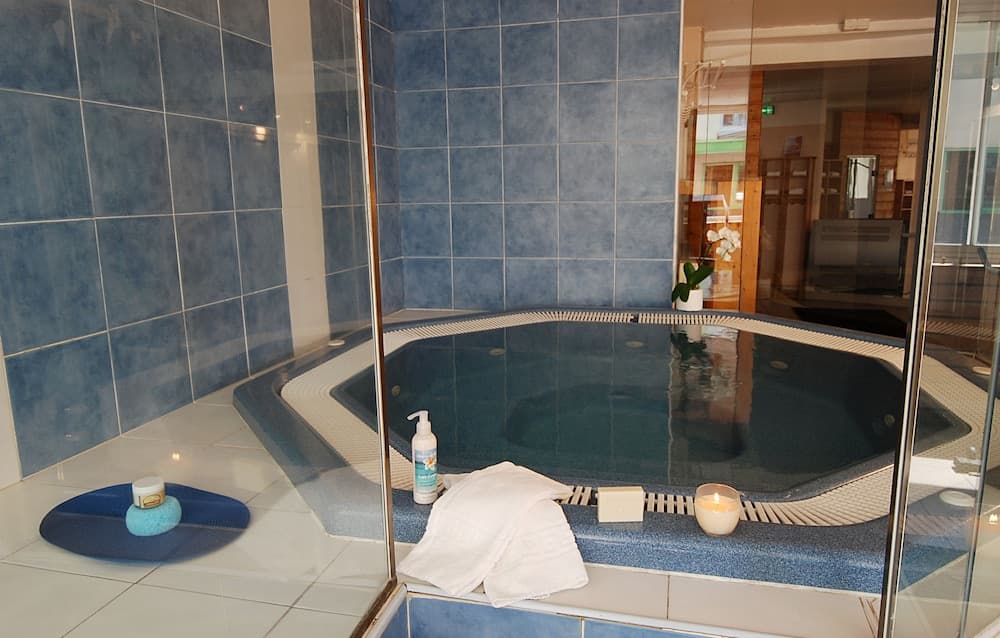 Kapalı spa küveti