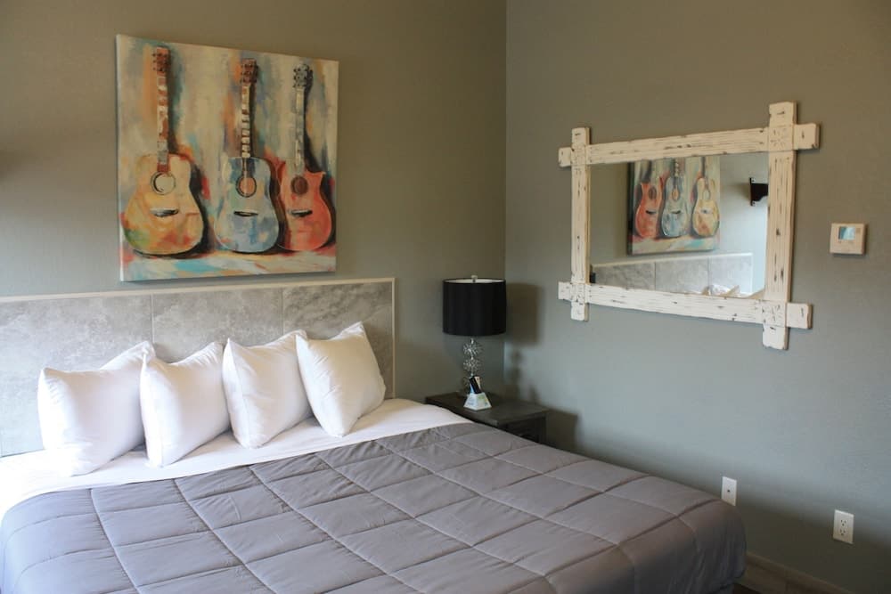 Price Pointe Inn