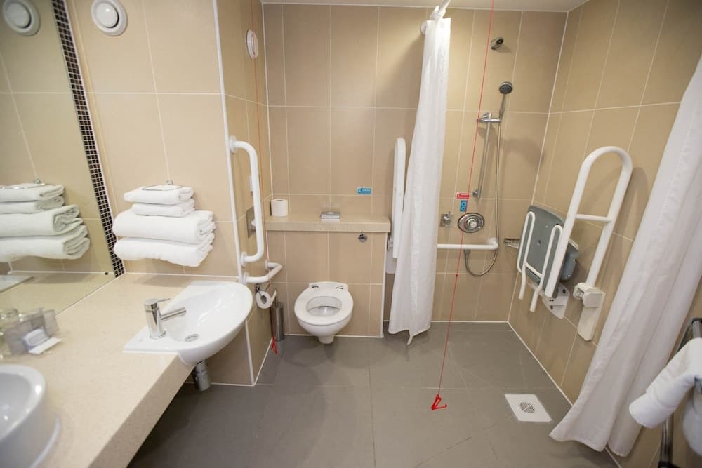 Engellilere uygun banyo