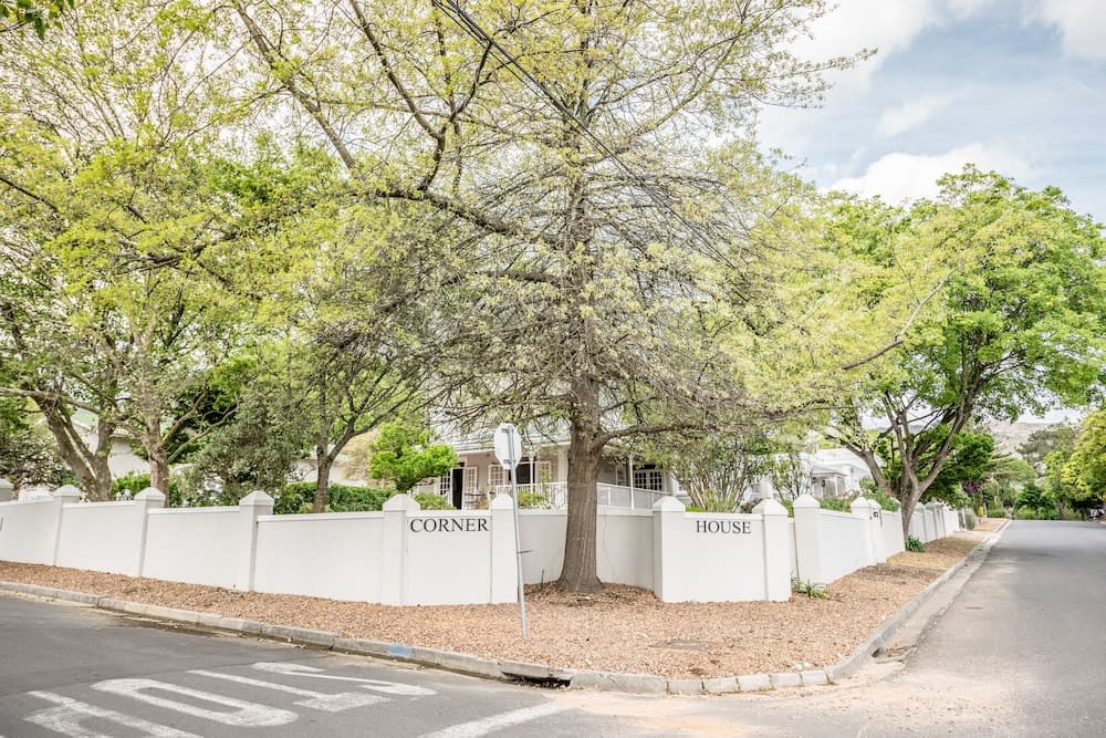 Corner House Residence