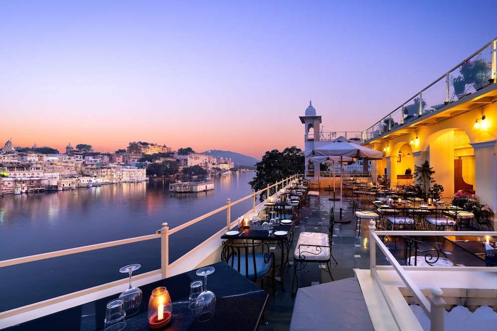 Hotel Sarovar on Lake Pichola