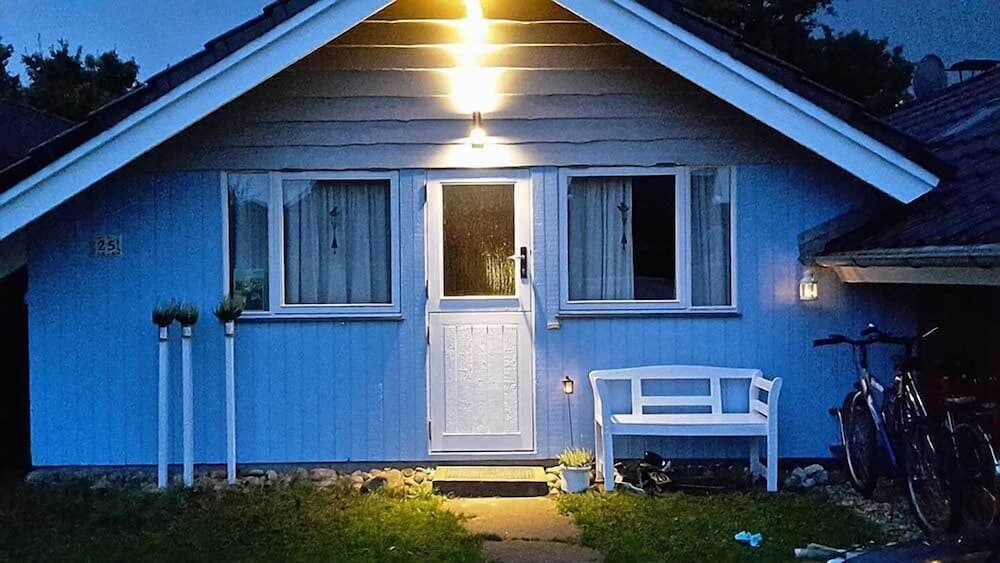 Konaklama yerinin ön cephesi - akşam/gece