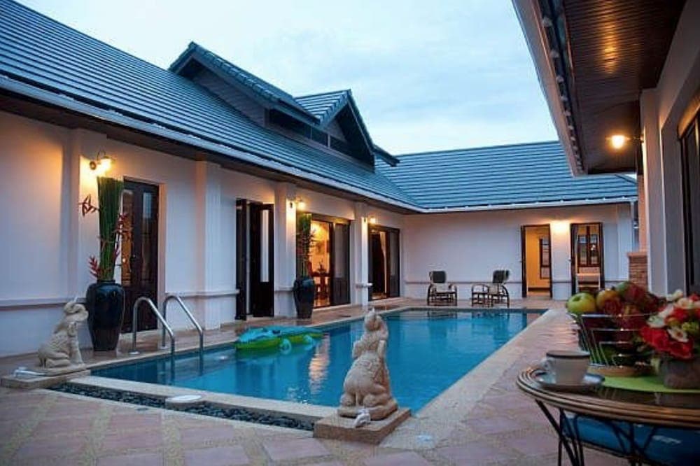 4 Bedroom Private Bali Style Villa HH1