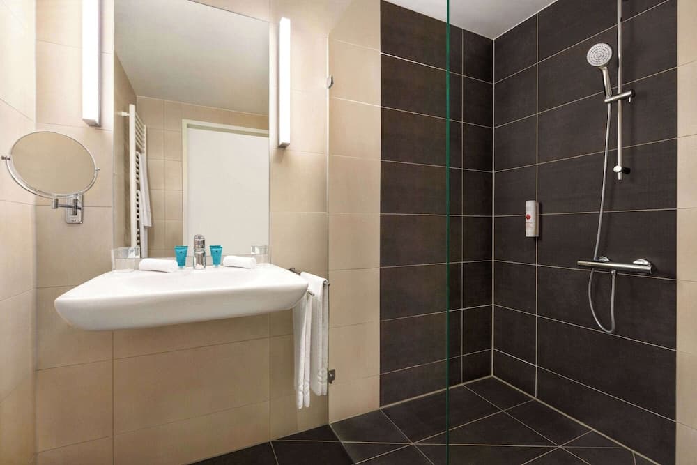 Engellilere uygun banyo