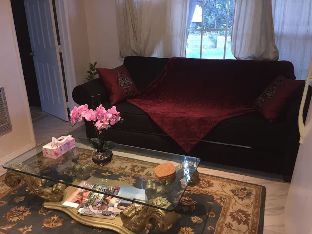 Comfortable Beverly Hills Town House