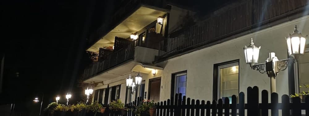 Konaklama yerinin ön cephesi - akşam/gece