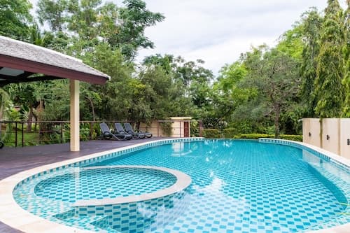 OYO 929 100 Boutique Hotel