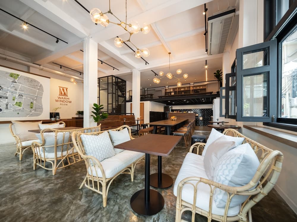 Warm Window Silom - Hostel