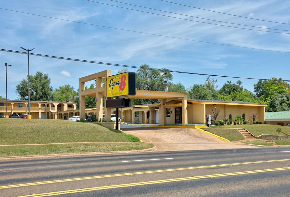 Super 8 by Wyndham Palestine