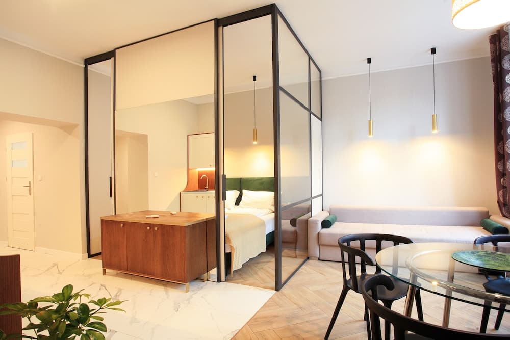 Faust and Mona Lisa Apartments