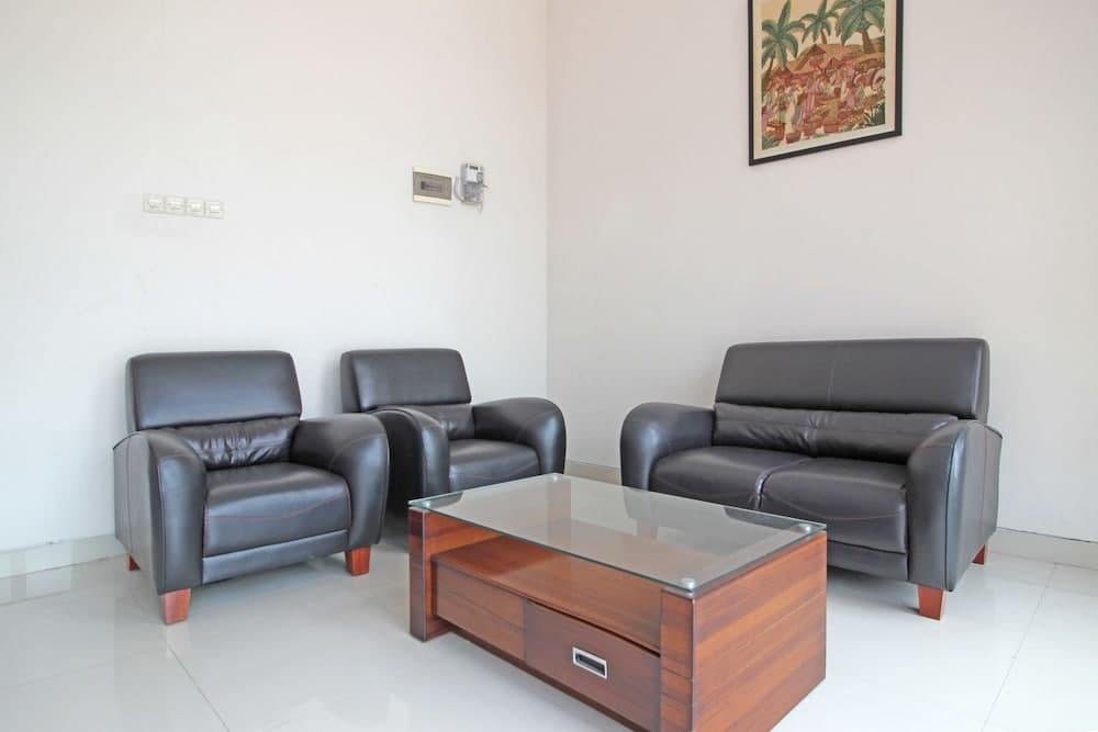 RedDoorz near Hartono Mall 3
