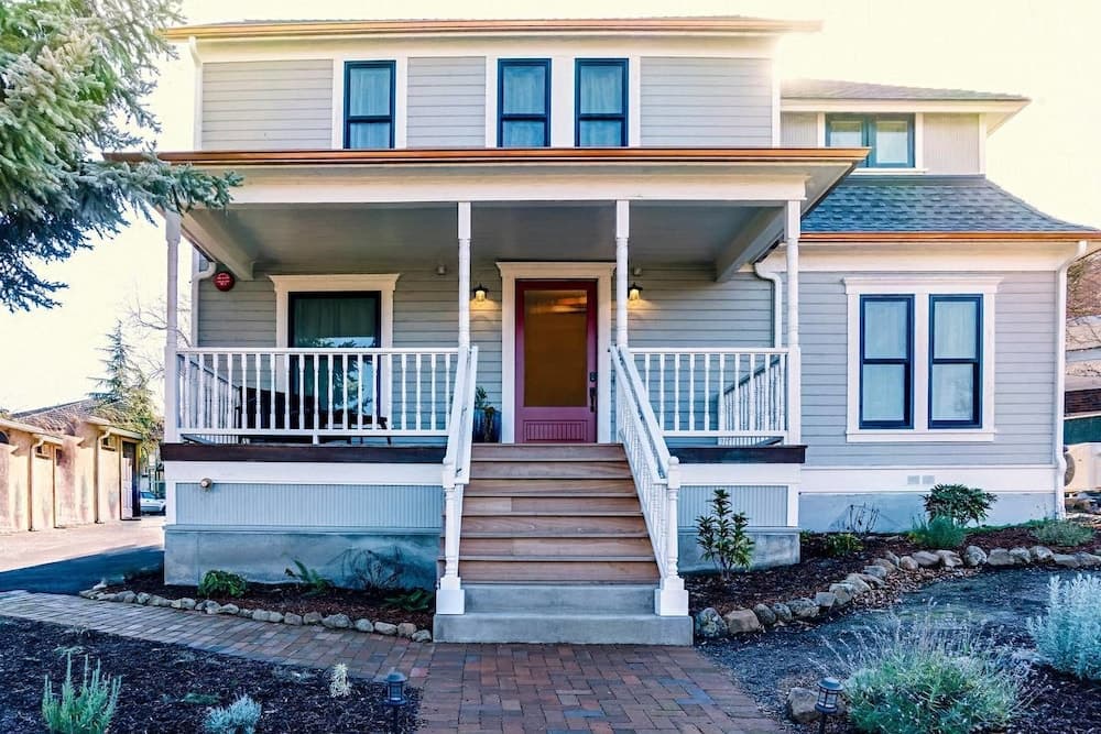 Redtail Suites ~ Entire Home ~ Sleeps 12 ~ Tesla Station